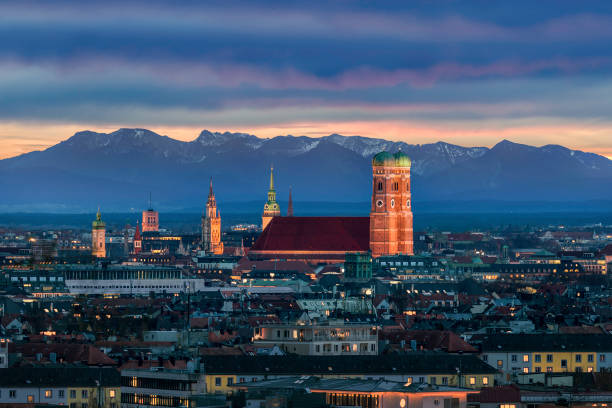 München in der Dämmerung vor den Alpen